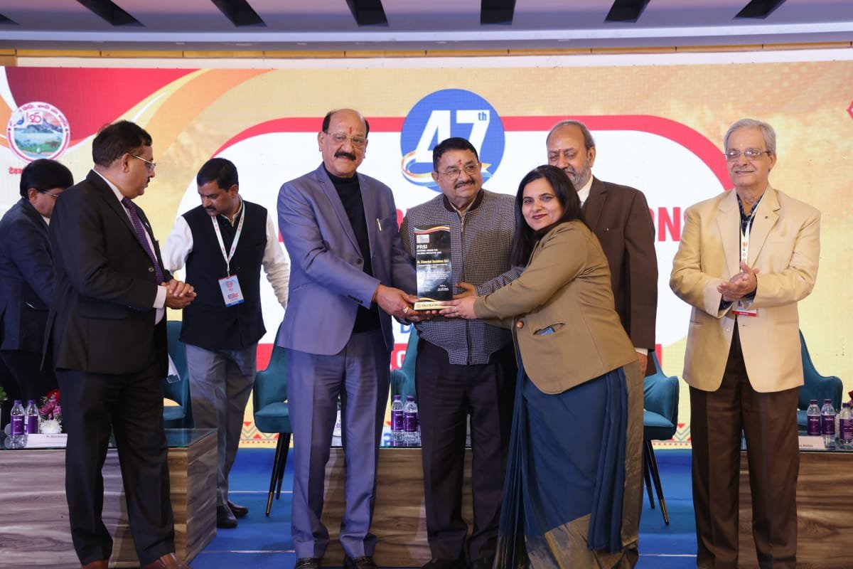 Dr. Chanchal Sachdeva Suri receiving the PRSI National Award for Nalanda Initiative 2025